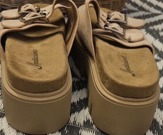 Sandali con zeppa in camoscio beige