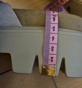 Sandali con zeppa in camoscio beige