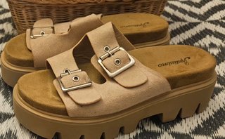 Sandali con zeppa in camoscio beige