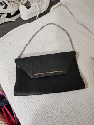 Bolso sobre negro relieve cocodrilo
