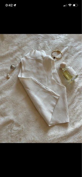 Top blanco elegante con escote circular y cuello