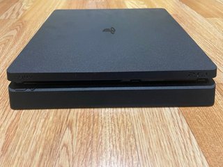 PS4 (PlayStation 4) Nera + 7 Giochi e un controller