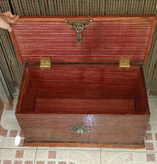 Baúl de madera tallado