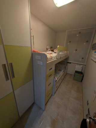 Habitación tren. Cama tipo tren y armario.