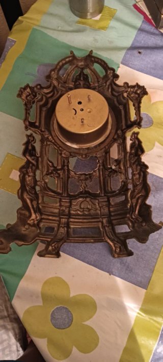 Reloj de mesa antiguo de metal