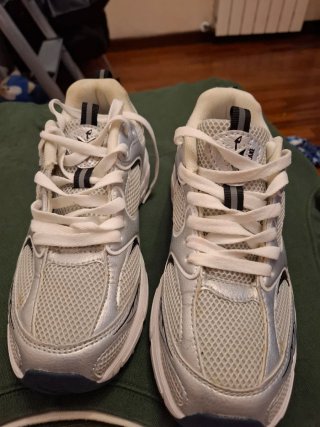 Zapatillas TENTH plateadas y blancas talla 40