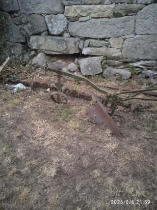 Antiguo arado de vertedeira.
