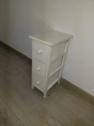 Cajonera estrecha de madera blanca