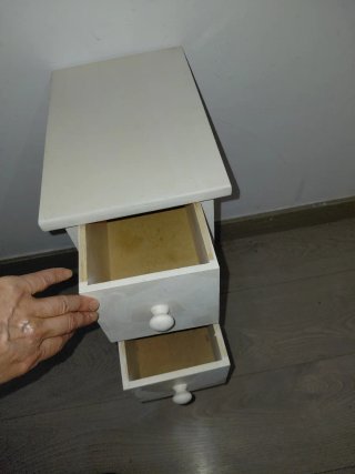 Cajonera estrecha de madera blanca
