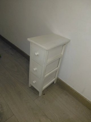 Cajonera estrecha de madera blanca