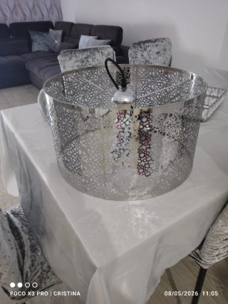 Lámpara de techo plateada con diseño