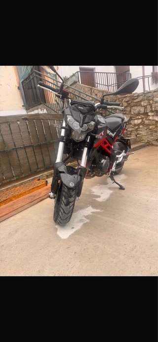 Benelli 125 TNT Naked Negra y Roja