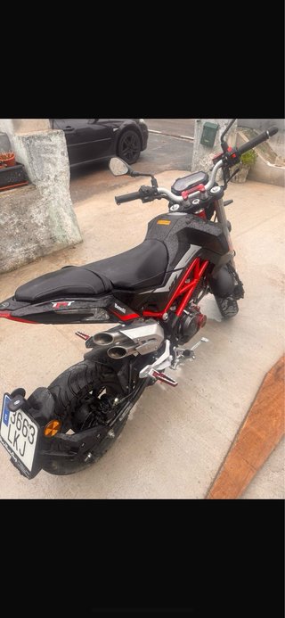Benelli 125 TNT Naked Negra y Roja