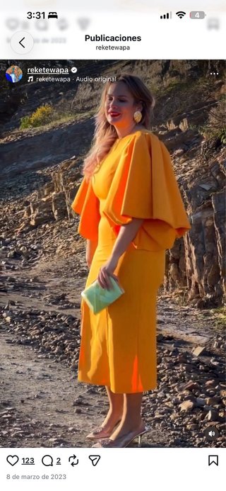 Vestido naranja con mangas acampanadas evento