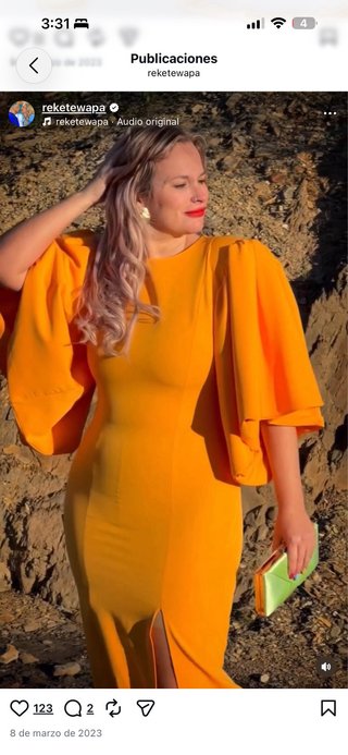 Vestido naranja con mangas acampanadas evento
