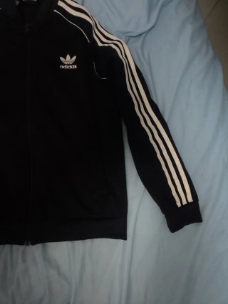 Chaqueta Adidas Negra con Rayas Blancas