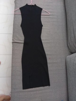 Vestido negro ajustado con cuello alto