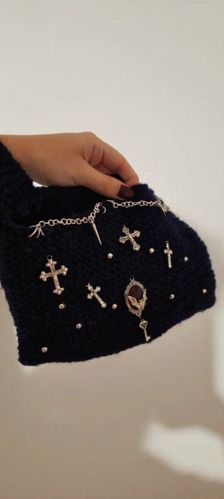 Bolsa de crochê azul com pingentes