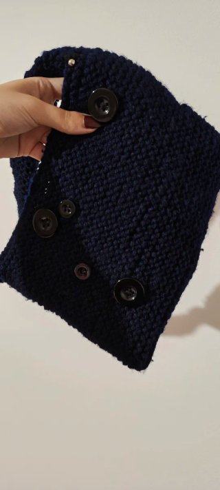 Bolsa de crochê azul com pingentes