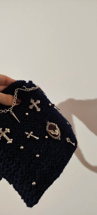 Bolsa de crochê azul com pingentes