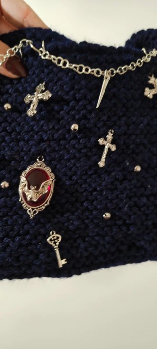 Bolsa de crochê azul com pingentes