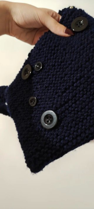 Bolsa de crochê azul com pingentes