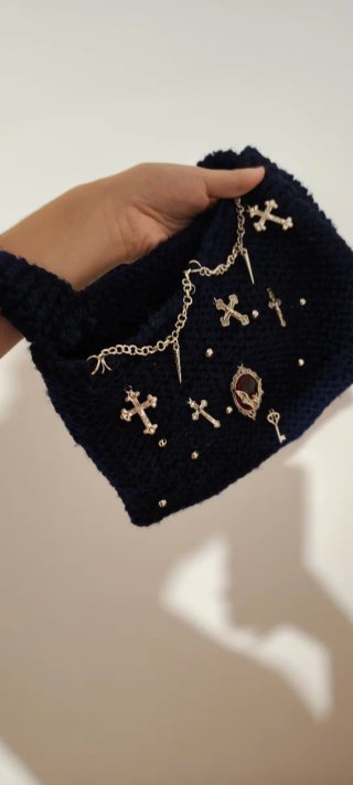 Bolsa de crochê azul com pingentes
