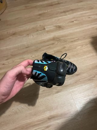 Nike Tn negras con estampado de colores