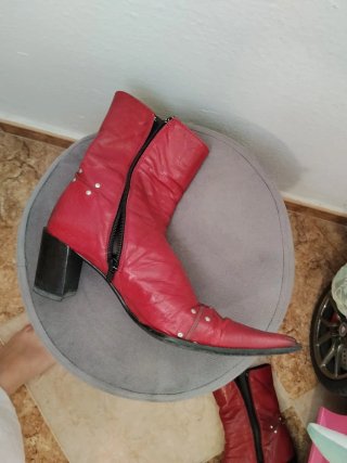 Botines de piel rojos