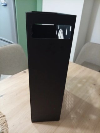 Paragüero de metal negro con diseño