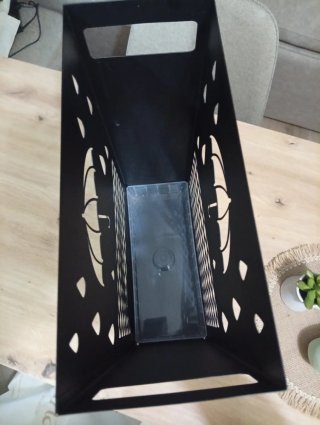 Paragüero de metal negro con diseño