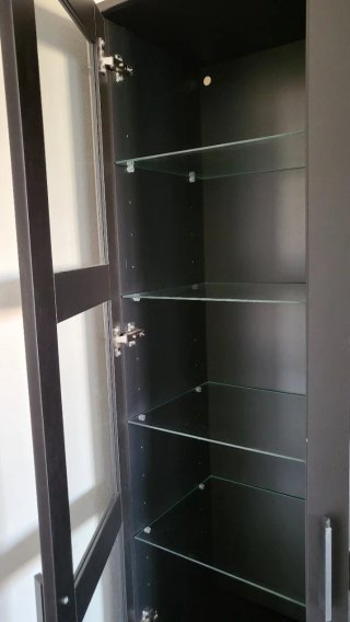 Vitrina IKEA Negra con Puertas de Cristal