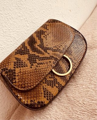 Bolso piel serpiente con cadena dorada