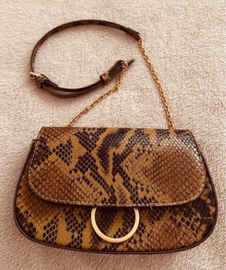 Bolso piel serpiente con cadena dorada