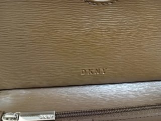 Cartera DKNY Monogram Marrón y Beige