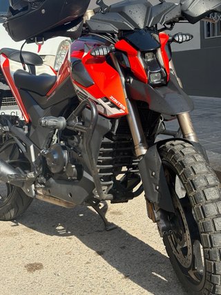 Zontes 125 U1 naranja y blanca