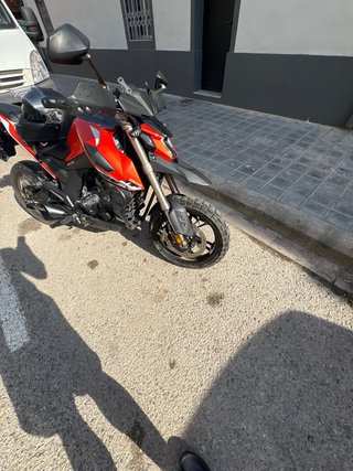 Zontes 125 U1 naranja y blanca