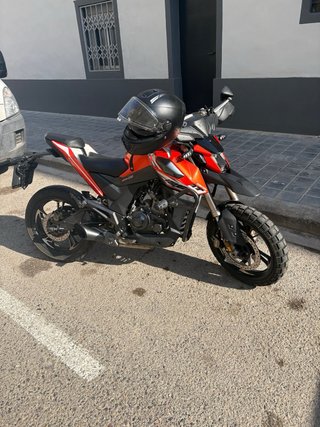 Zontes 125 U1 naranja y blanca