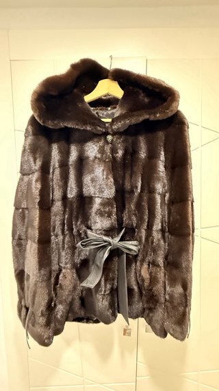 Chaqueta premium marrón con capucha – Talla 44