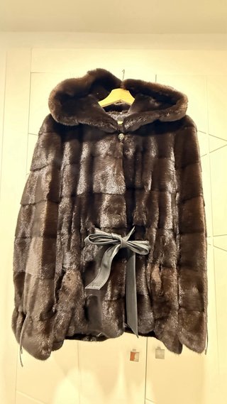 Chaqueta premium marrón con capucha – Talla 44