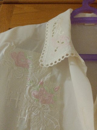 Blusa blanca con bordado floral rosa