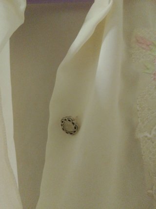 Blusa blanca con bordado floral rosa