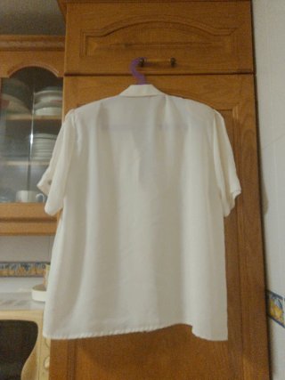 Blusa blanca con bordado floral rosa
