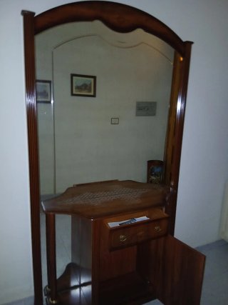 Recibidor de madera con espejo