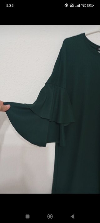 Vestido verde Bershka con volantes