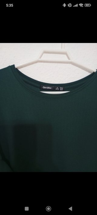 Vestido verde Bershka con volantes