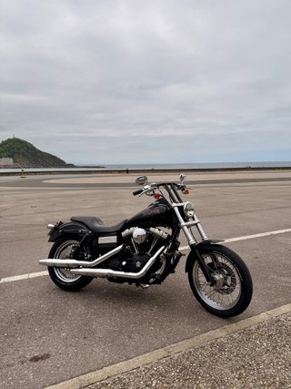Harley Davidson Dyna Street Bob Negra