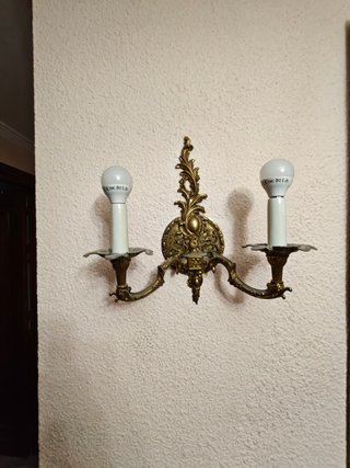 Conjunto de recibidor clásico de madera con mármol