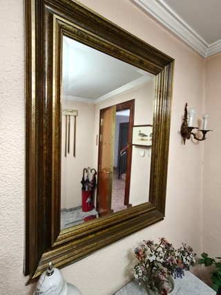 Conjunto de recibidor clásico de madera con mármol