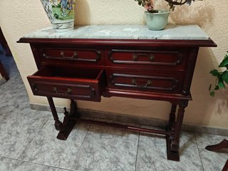 Conjunto de recibidor clásico de madera con mármol